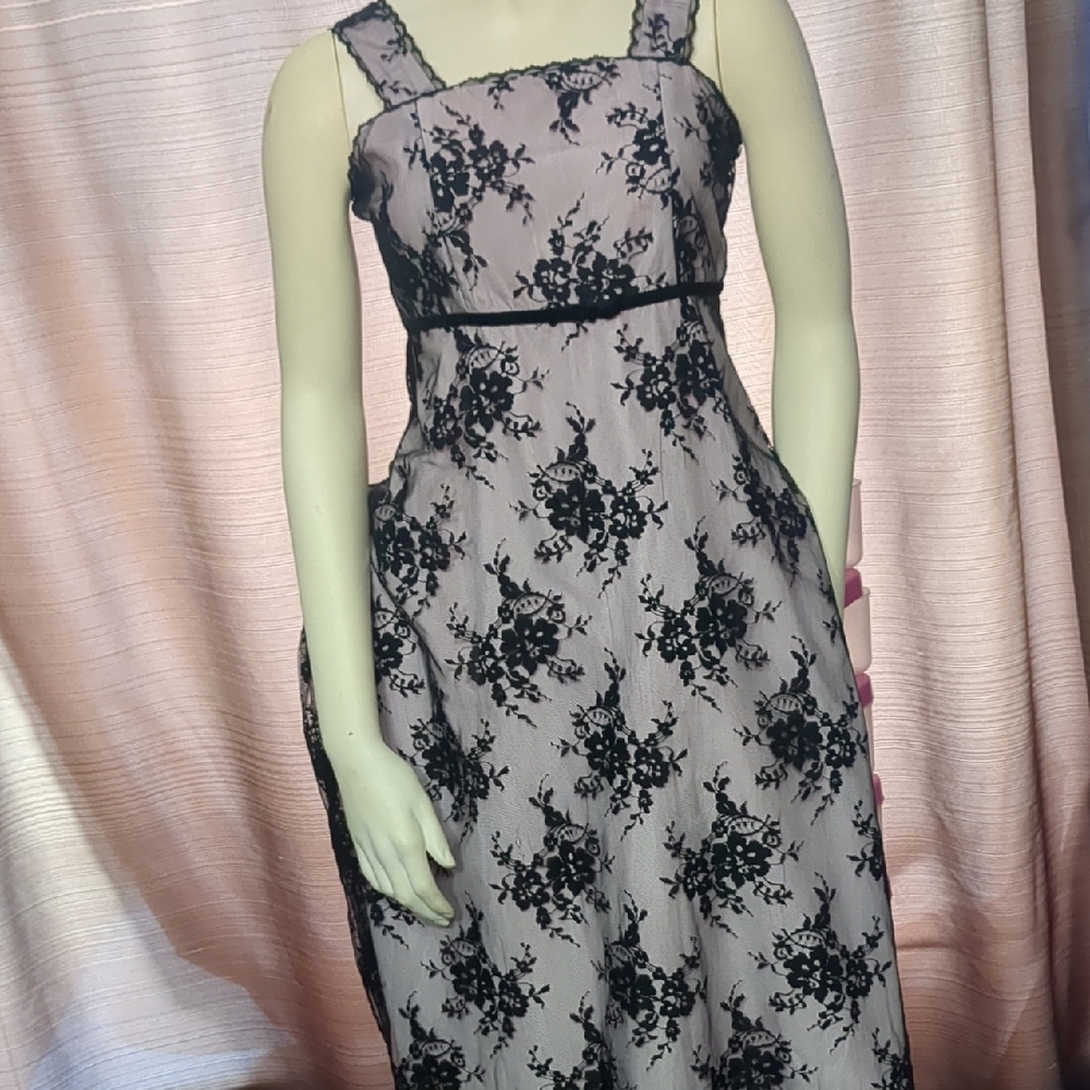 Lace Overlay Sleeveless Midi Dress in Light Pink and Black